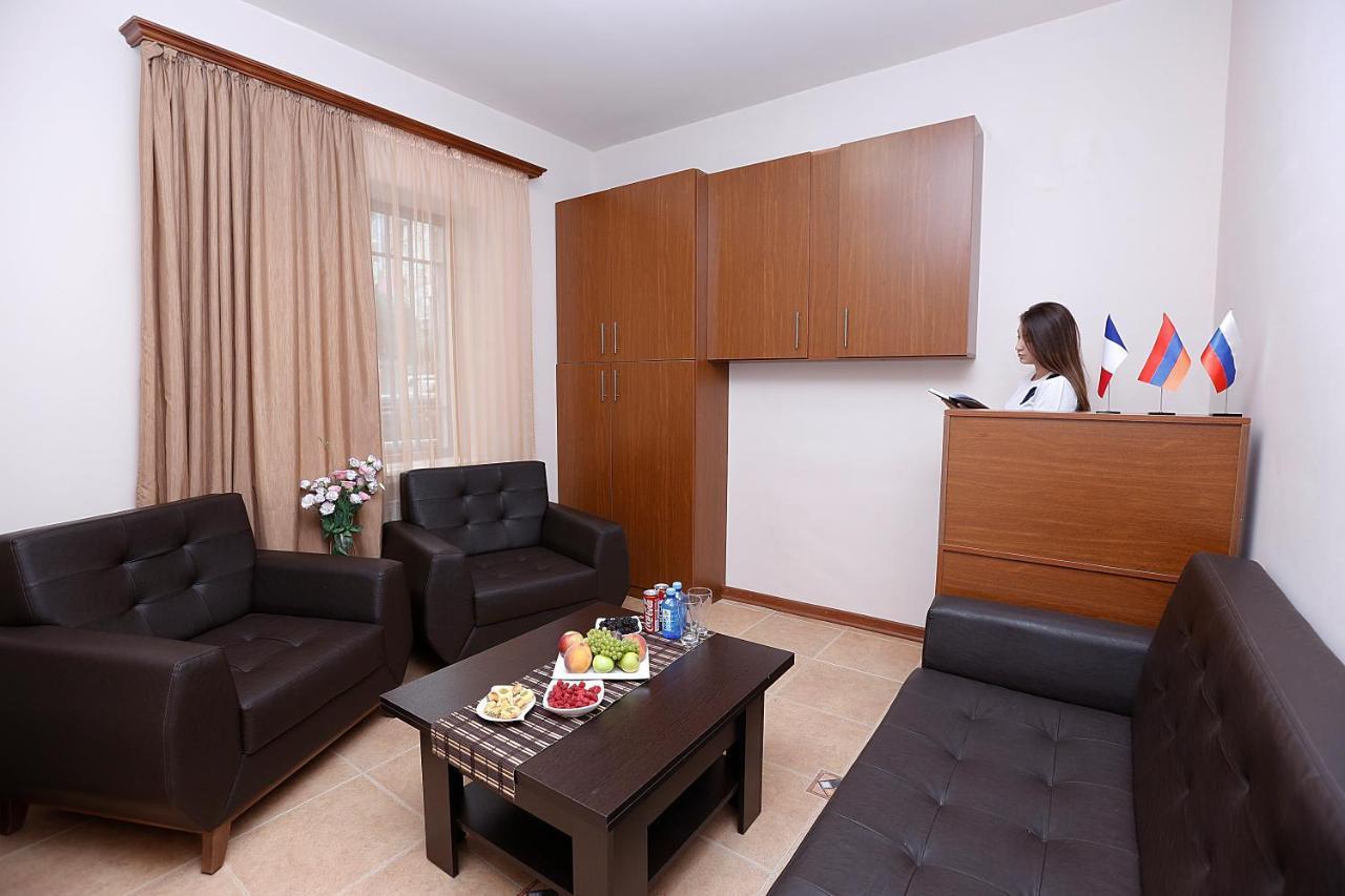 The Yard Otel Erivan Dış mekan fotoğraf
